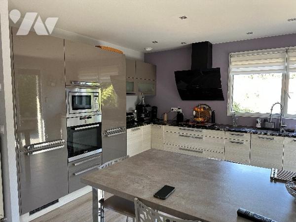 Maison familiale haut de gamme avec piscine et jacuzzi à proximité des commerces.