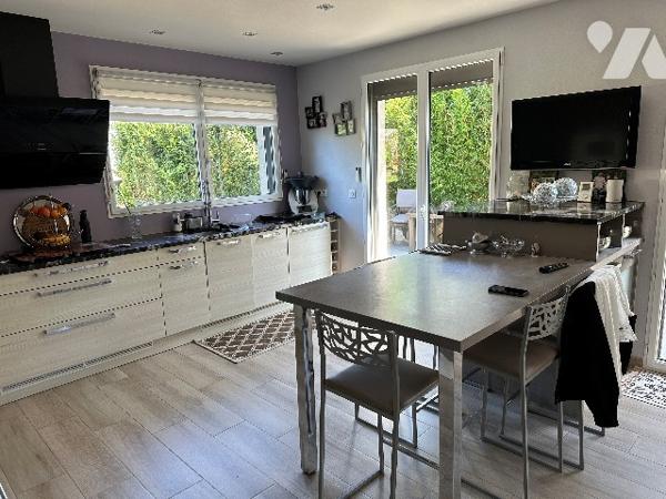 Maison familiale haut de gamme avec piscine et jacuzzi à proximité des commerces.