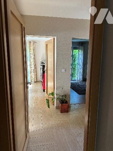 Maison familiale haut de gamme avec piscine et jacuzzi à proximité des commerces.