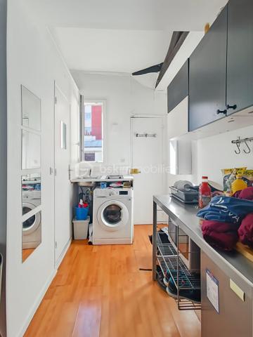 Opportunité !

Studio 21m2 ( 16m2 carrez + 5m2 de mezzanine) avec belle hauteur sous plafond de 3m80 . 

Il est situé au 3eme et dernier étage sans ascenseur d'une copropriété bien entretenue

Emplacement idéal : impasse Saint Sébastien.

Calme 
Traversant 
Faible charge 

Métro Richard Lenoir , Saint Sébastien - Froissart & saint Ambroise à proximité immédiate.