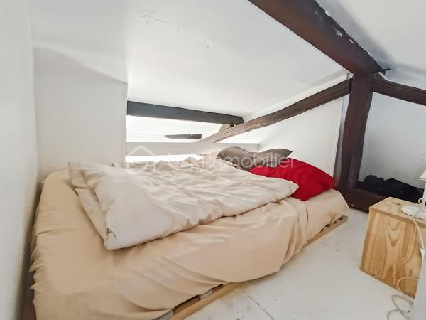 Opportunité !

Studio 21m2 ( 16m2 carrez + 5m2 de mezzanine) avec belle hauteur sous plafond de 3m80 . 

Il est situé au 3eme et dernier étage sans ascenseur d'une copropriété bien entretenue

Emplacement idéal : impasse Saint Sébastien.

Calme 
Traversant 
Faible charge 

Métro Richard Lenoir , Saint Sébastien - Froissart & saint Ambroise à proximité immédiate.