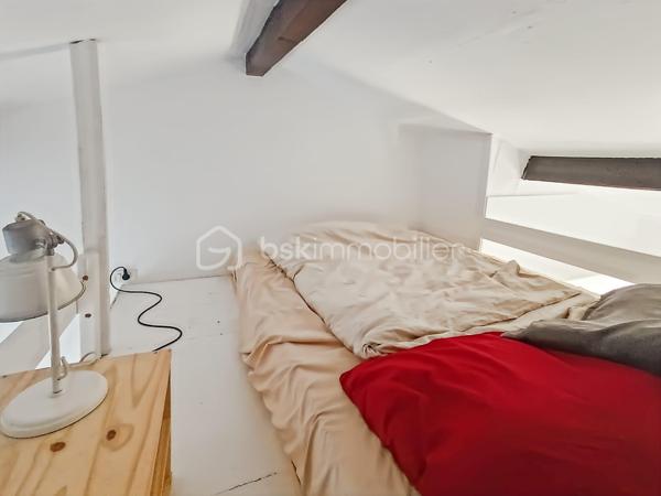 Opportunité !

Studio 21m2 ( 16m2 carrez + 5m2 de mezzanine) avec belle hauteur sous plafond de 3m80 . 

Il est situé au 3eme et dernier étage sans ascenseur d'une copropriété bien entretenue

Emplacement idéal : impasse Saint Sébastien.

Calme 
Traversant 
Faible charge 

Métro Richard Lenoir , Saint Sébastien - Froissart & saint Ambroise à proximité immédiate.
