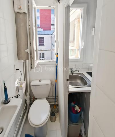 Opportunité !

Studio 21m2 ( 16m2 carrez + 5m2 de mezzanine) avec belle hauteur sous plafond de 3m80 . 

Il est situé au 3eme et dernier étage sans ascenseur d'une copropriété bien entretenue

Emplacement idéal : impasse Saint Sébastien.

Calme 
Traversant 
Faible charge 

Métro Richard Lenoir , Saint Sébastien - Froissart & saint Ambroise à proximité immédiate.