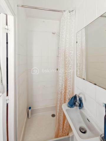 Opportunité !

Studio 21m2 ( 16m2 carrez + 5m2 de mezzanine) avec belle hauteur sous plafond de 3m80 . 

Il est situé au 3eme et dernier étage sans ascenseur d'une copropriété bien entretenue

Emplacement idéal : impasse Saint Sébastien.

Calme 
Traversant 
Faible charge 

Métro Richard Lenoir , Saint Sébastien - Froissart & saint Ambroise à proximité immédiate.