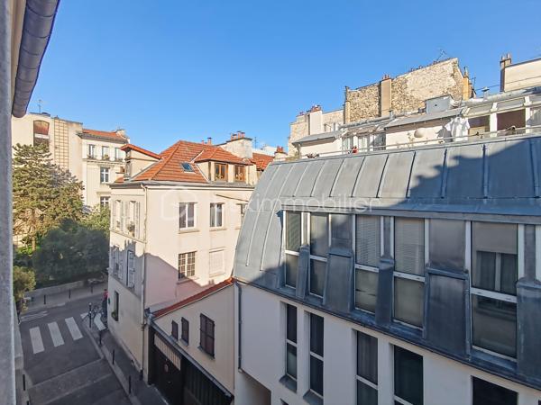 Opportunité !

Studio 21m2 ( 16m2 carrez + 5m2 de mezzanine) avec belle hauteur sous plafond de 3m80 . 

Il est situé au 3eme et dernier étage sans ascenseur d'une copropriété bien entretenue

Emplacement idéal : impasse Saint Sébastien.

Calme 
Traversant 
Faible charge 

Métro Richard Lenoir , Saint Sébastien - Froissart & saint Ambroise à proximité immédiate.