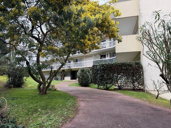 Vente
                Appartement113 m² - 4 Pièces -
                    ROYAN (17200)