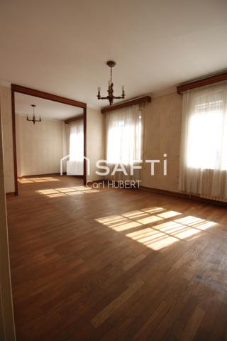 Grand pavillon de 300 m2 offrant un beau potentiel