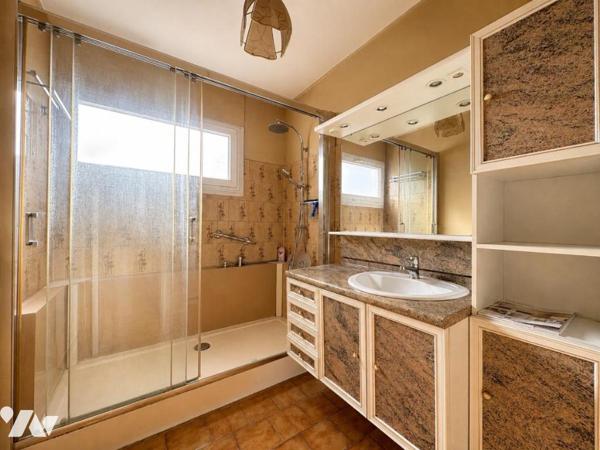 Appartement traversant et lumineux - 74.03 m2 - 3 pièces -2 chambres - Stationnement - Cave 