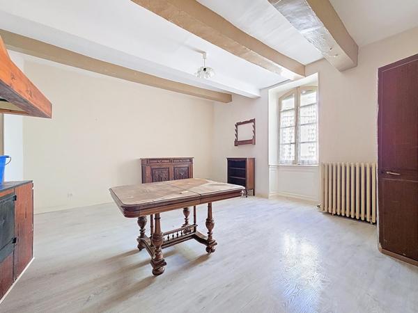 Appartement T3 de 77 m² avec caves voûtées et jardin collectif – Graissessac