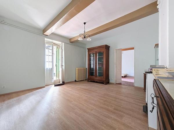 Appartement T3 de 77 m² avec caves voûtées et jardin collectif – Graissessac