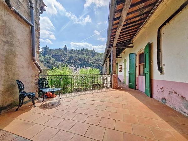 Appartement T3 de 77 m² avec caves voûtées et jardin collectif – Graissessac