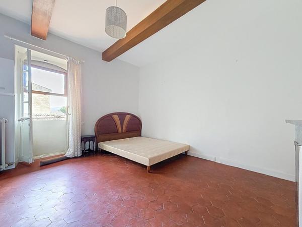 Appartement T3 de 77 m² avec caves voûtées et jardin collectif – Graissessac