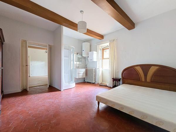 Appartement T3 de 77 m² avec caves voûtées et jardin collectif – Graissessac