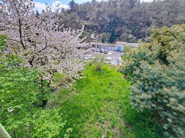 Appartement T3 de 77 m² avec caves voûtées et jardin collectif – Graissessac