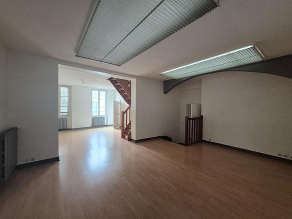 Ensemble immobilier 250 m² - Local commercial et deux logements - Hyper centre de Romorantin
