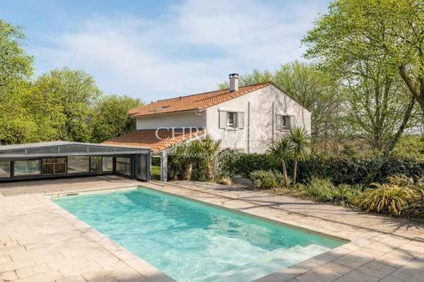 Latresne – Élégante maison familiale avec piscine et grand parc arboré à quelques minutes de Bordeaux