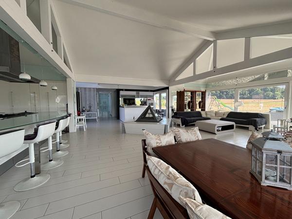 Maison - 5 pièces - 230 m²