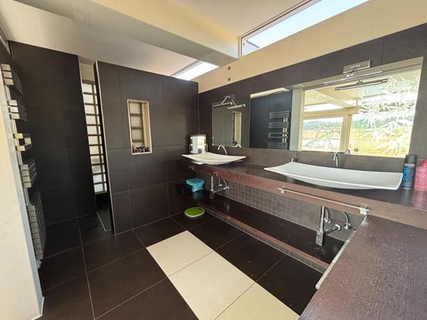 Maison - 5 pièces - 230 m²