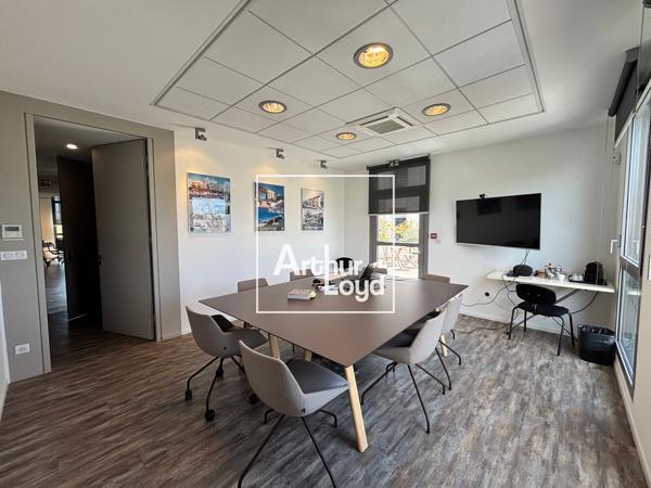 Bureaux à louer à Nîmes avec terrasse privative et parkings inclus