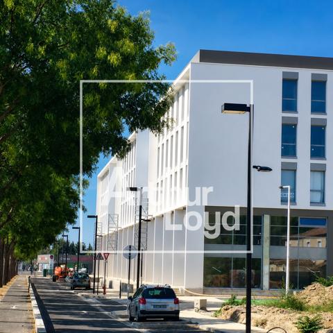 Bureaux à louer à Nîmes avec terrasse privative et parkings inclus