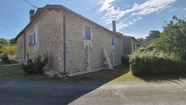 Segonzac (24600) Maison en pierre rénovée, quatre chambres, sous-sol, Dépendance, terrain 2477m²