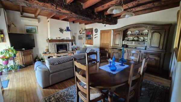 Segonzac (24600) Maison en pierre rénovée, quatre chambres, sous-sol, Dépendance, terrain 2477m²