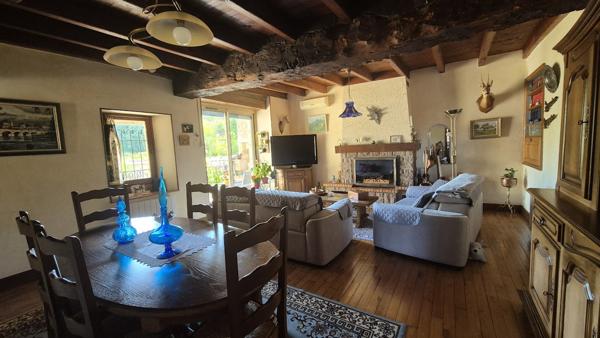 Segonzac (24600) Maison en pierre rénovée, quatre chambres, sous-sol, Dépendance, terrain 2477m²