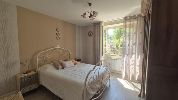 Segonzac (24600) Maison en pierre rénovée, quatre chambres, sous-sol, Dépendance, terrain 2477m²