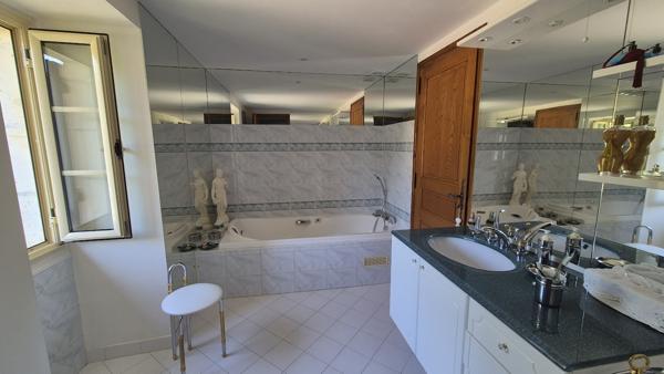 Segonzac (24600) Maison en pierre rénovée, quatre chambres, sous-sol, Dépendance, terrain 2477m²