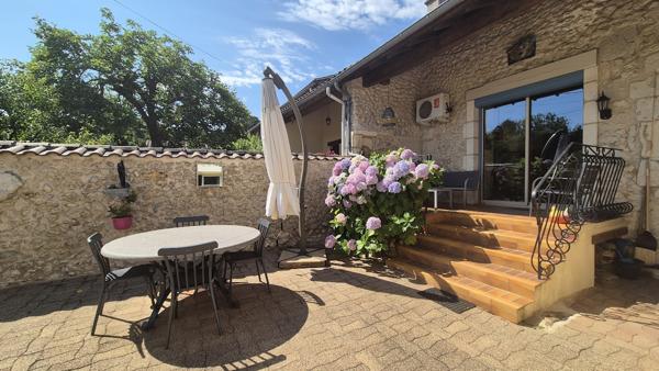 Segonzac (24600) Maison en pierre rénovée, quatre chambres, sous-sol, Dépendance, terrain 2477m²