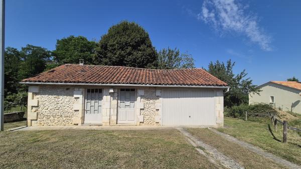 Segonzac (24600) Maison en pierre rénovée, quatre chambres, sous-sol, Dépendance, terrain 2477m²