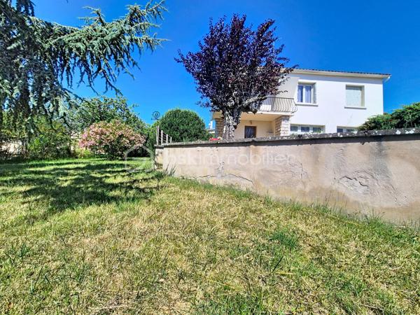 À Auvillar, dans une impasse calme et sur les hauteurs, découvrez cette maison d’environ 70 m² habitables offrant une très belle vue dégagée sur la vallée de la Garonne.

L’étage accueille une pièce de vie lumineuse ouvrant sur un balcon, une cuisine équipée, deux chambres et une salle de bains. En rez-de-chaussée, une chambre supplémentaire permet d’envisager un espace indépendant, un bureau ou une chambre d’amis. Un vaste double garage complète ce niveau et offre de belles possibilités de stationnement, de rangement ou d’atelier.

À l’extérieur, le grand jardin piscinable constitue un véritable atout pour profiter pleinement des beaux jours et aménager un agréable espace de détente.

La maison est équipée de fenêtres en double vitrage, les combles sont correctement isolés et une pompe de relevage neuve assure le raccordement au tout-à-l’égout. Des travaux de rénovation énergétique et de rafraîchissement sont à prévoir, laissant aux futurs propriétaires la possibilité de moderniser le bien selon leurs envies. Un audit énergétique est disponible afin d’accompagner et de chiffrer le projet de rénovation.

Une maison au fort potentiel, idéale pour une résidence principale, un premier achat ou un projet d’investissement, dans l’un des plus beaux villages de France.