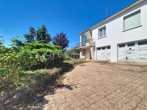 À Auvillar, dans une impasse calme et sur les hauteurs, découvrez cette maison d’environ 70 m² habitables offrant une très belle vue dégagée sur la vallée de la Garonne.

L’étage accueille une pièce de vie lumineuse ouvrant sur un balcon, une cuisine équipée, deux chambres et une salle de bains. En rez-de-chaussée, une chambre supplémentaire permet d’envisager un espace indépendant, un bureau ou une chambre d’amis. Un vaste double garage complète ce niveau et offre de belles possibilités de stationnement, de rangement ou d’atelier.

À l’extérieur, le grand jardin piscinable constitue un véritable atout pour profiter pleinement des beaux jours et aménager un agréable espace de détente.

La maison est équipée de fenêtres en double vitrage, les combles sont correctement isolés et une pompe de relevage neuve assure le raccordement au tout-à-l’égout. Des travaux de rénovation énergétique et de rafraîchissement sont à prévoir, laissant aux futurs propriétaires la possibilité de moderniser le bien selon leurs envies. Un audit énergétique est disponible afin d’accompagner et de chiffrer le projet de rénovation.

Une maison au fort potentiel, idéale pour une résidence principale, un premier achat ou un projet d’investissement, dans l’un des plus beaux villages de France.