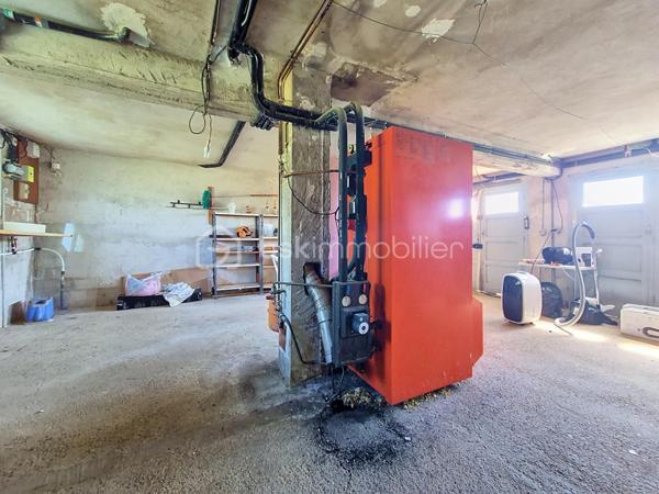 À Auvillar, dans une impasse calme et sur les hauteurs, découvrez cette maison d’environ 70 m² habitables offrant une très belle vue dégagée sur la vallée de la Garonne.

L’étage accueille une pièce de vie lumineuse ouvrant sur un balcon, une cuisine équipée, deux chambres et une salle de bains. En rez-de-chaussée, une chambre supplémentaire permet d’envisager un espace indépendant, un bureau ou une chambre d’amis. Un vaste double garage complète ce niveau et offre de belles possibilités de stationnement, de rangement ou d’atelier.

À l’extérieur, le grand jardin piscinable constitue un véritable atout pour profiter pleinement des beaux jours et aménager un agréable espace de détente.

La maison est équipée de fenêtres en double vitrage, les combles sont correctement isolés et une pompe de relevage neuve assure le raccordement au tout-à-l’égout. Des travaux de rénovation énergétique et de rafraîchissement sont à prévoir, laissant aux futurs propriétaires la possibilité de moderniser le bien selon leurs envies. Un audit énergétique est disponible afin d’accompagner et de chiffrer le projet de rénovation.

Une maison au fort potentiel, idéale pour une résidence principale, un premier achat ou un projet d’investissement, dans l’un des plus beaux villages de France.