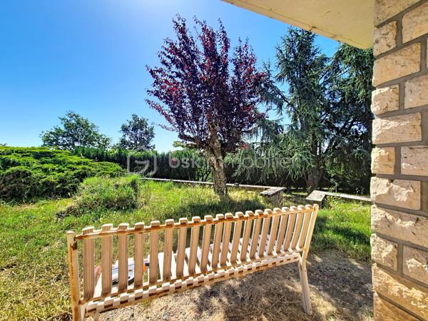 À Auvillar, dans une impasse calme et sur les hauteurs, découvrez cette maison d’environ 70 m² habitables offrant une très belle vue dégagée sur la vallée de la Garonne.

L’étage accueille une pièce de vie lumineuse ouvrant sur un balcon, une cuisine équipée, deux chambres et une salle de bains. En rez-de-chaussée, une chambre supplémentaire permet d’envisager un espace indépendant, un bureau ou une chambre d’amis. Un vaste double garage complète ce niveau et offre de belles possibilités de stationnement, de rangement ou d’atelier.

À l’extérieur, le grand jardin piscinable constitue un véritable atout pour profiter pleinement des beaux jours et aménager un agréable espace de détente.

La maison est équipée de fenêtres en double vitrage, les combles sont correctement isolés et une pompe de relevage neuve assure le raccordement au tout-à-l’égout. Des travaux de rénovation énergétique et de rafraîchissement sont à prévoir, laissant aux futurs propriétaires la possibilité de moderniser le bien selon leurs envies. Un audit énergétique est disponible afin d’accompagner et de chiffrer le projet de rénovation.

Une maison au fort potentiel, idéale pour une résidence principale, un premier achat ou un projet d’investissement, dans l’un des plus beaux villages de France.
