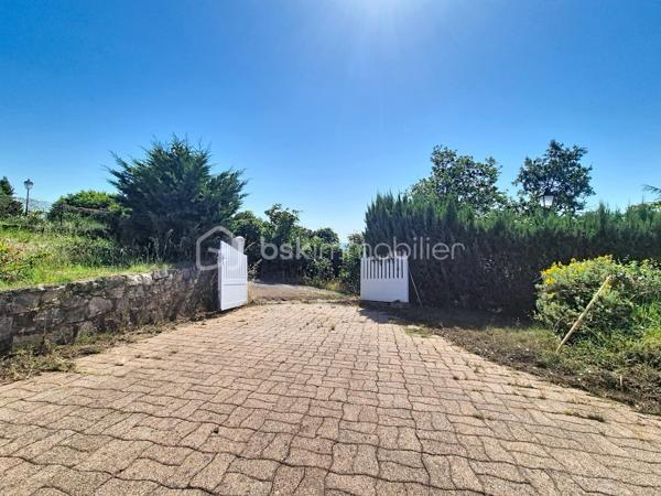 À Auvillar, dans une impasse calme et sur les hauteurs, découvrez cette maison d’environ 70 m² habitables offrant une très belle vue dégagée sur la vallée de la Garonne.

L’étage accueille une pièce de vie lumineuse ouvrant sur un balcon, une cuisine équipée, deux chambres et une salle de bains. En rez-de-chaussée, une chambre supplémentaire permet d’envisager un espace indépendant, un bureau ou une chambre d’amis. Un vaste double garage complète ce niveau et offre de belles possibilités de stationnement, de rangement ou d’atelier.

À l’extérieur, le grand jardin piscinable constitue un véritable atout pour profiter pleinement des beaux jours et aménager un agréable espace de détente.

La maison est équipée de fenêtres en double vitrage, les combles sont correctement isolés et une pompe de relevage neuve assure le raccordement au tout-à-l’égout. Des travaux de rénovation énergétique et de rafraîchissement sont à prévoir, laissant aux futurs propriétaires la possibilité de moderniser le bien selon leurs envies. Un audit énergétique est disponible afin d’accompagner et de chiffrer le projet de rénovation.

Une maison au fort potentiel, idéale pour une résidence principale, un premier achat ou un projet d’investissement, dans l’un des plus beaux villages de France.