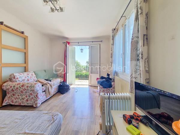 À Auvillar, dans une impasse calme et sur les hauteurs, découvrez cette maison d’environ 70 m² habitables offrant une très belle vue dégagée sur la vallée de la Garonne.

L’étage accueille une pièce de vie lumineuse ouvrant sur un balcon, une cuisine équipée, deux chambres et une salle de bains. En rez-de-chaussée, une chambre supplémentaire permet d’envisager un espace indépendant, un bureau ou une chambre d’amis. Un vaste double garage complète ce niveau et offre de belles possibilités de stationnement, de rangement ou d’atelier.

À l’extérieur, le grand jardin piscinable constitue un véritable atout pour profiter pleinement des beaux jours et aménager un agréable espace de détente.

La maison est équipée de fenêtres en double vitrage, les combles sont correctement isolés et une pompe de relevage neuve assure le raccordement au tout-à-l’égout. Des travaux de rénovation énergétique et de rafraîchissement sont à prévoir, laissant aux futurs propriétaires la possibilité de moderniser le bien selon leurs envies. Un audit énergétique est disponible afin d’accompagner et de chiffrer le projet de rénovation.

Une maison au fort potentiel, idéale pour une résidence principale, un premier achat ou un projet d’investissement, dans l’un des plus beaux villages de France.