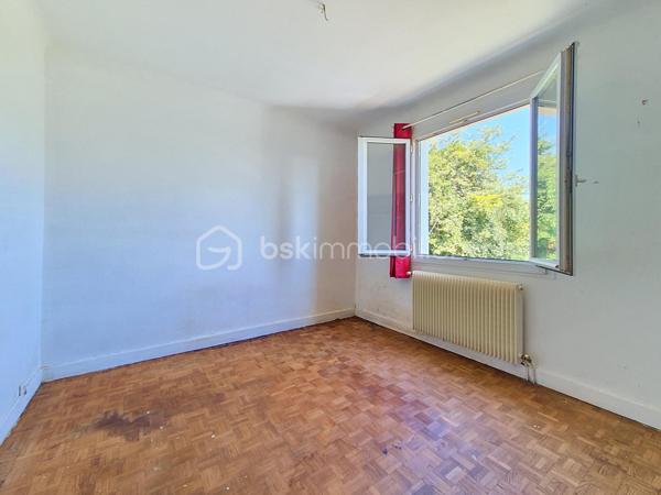 À Auvillar, dans une impasse calme et sur les hauteurs, découvrez cette maison d’environ 70 m² habitables offrant une très belle vue dégagée sur la vallée de la Garonne.

L’étage accueille une pièce de vie lumineuse ouvrant sur un balcon, une cuisine équipée, deux chambres et une salle de bains. En rez-de-chaussée, une chambre supplémentaire permet d’envisager un espace indépendant, un bureau ou une chambre d’amis. Un vaste double garage complète ce niveau et offre de belles possibilités de stationnement, de rangement ou d’atelier.

À l’extérieur, le grand jardin piscinable constitue un véritable atout pour profiter pleinement des beaux jours et aménager un agréable espace de détente.

La maison est équipée de fenêtres en double vitrage, les combles sont correctement isolés et une pompe de relevage neuve assure le raccordement au tout-à-l’égout. Des travaux de rénovation énergétique et de rafraîchissement sont à prévoir, laissant aux futurs propriétaires la possibilité de moderniser le bien selon leurs envies. Un audit énergétique est disponible afin d’accompagner et de chiffrer le projet de rénovation.

Une maison au fort potentiel, idéale pour une résidence principale, un premier achat ou un projet d’investissement, dans l’un des plus beaux villages de France.