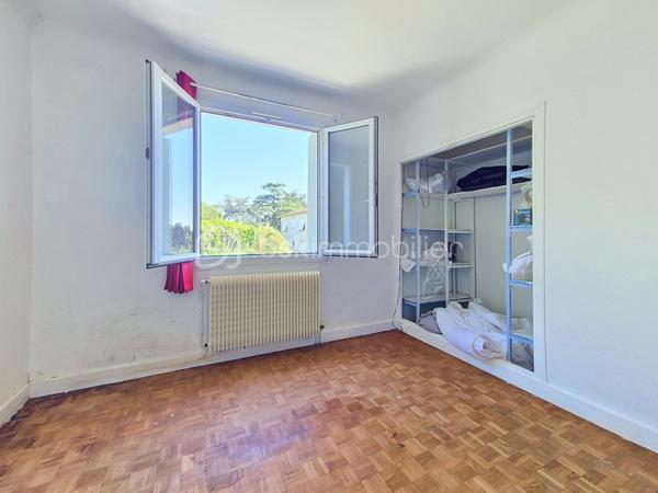 À Auvillar, dans une impasse calme et sur les hauteurs, découvrez cette maison d’environ 70 m² habitables offrant une très belle vue dégagée sur la vallée de la Garonne.

L’étage accueille une pièce de vie lumineuse ouvrant sur un balcon, une cuisine équipée, deux chambres et une salle de bains. En rez-de-chaussée, une chambre supplémentaire permet d’envisager un espace indépendant, un bureau ou une chambre d’amis. Un vaste double garage complète ce niveau et offre de belles possibilités de stationnement, de rangement ou d’atelier.

À l’extérieur, le grand jardin piscinable constitue un véritable atout pour profiter pleinement des beaux jours et aménager un agréable espace de détente.

La maison est équipée de fenêtres en double vitrage, les combles sont correctement isolés et une pompe de relevage neuve assure le raccordement au tout-à-l’égout. Des travaux de rénovation énergétique et de rafraîchissement sont à prévoir, laissant aux futurs propriétaires la possibilité de moderniser le bien selon leurs envies. Un audit énergétique est disponible afin d’accompagner et de chiffrer le projet de rénovation.

Une maison au fort potentiel, idéale pour une résidence principale, un premier achat ou un projet d’investissement, dans l’un des plus beaux villages de France.