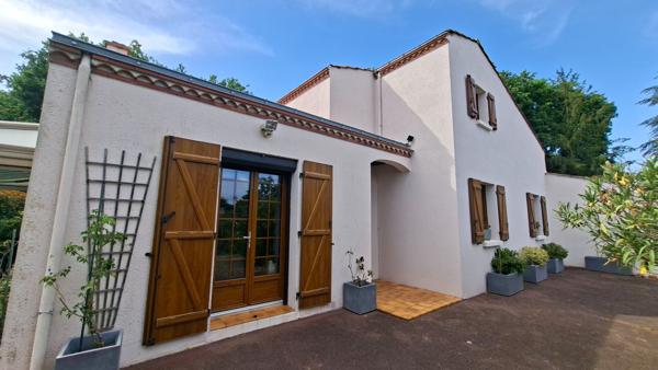 Maison 4 chambres avec piscine à vendre proche du centre ville du Poiré sur Vie
