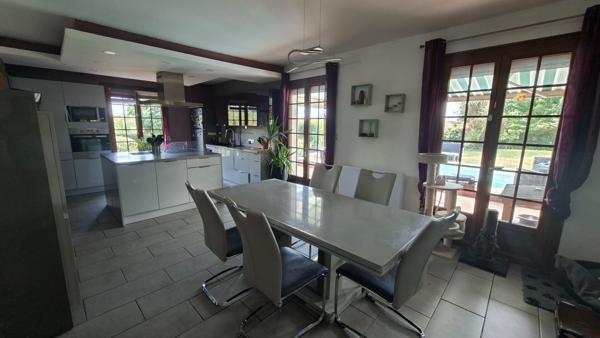 Maison 4 chambres avec piscine à vendre proche du centre ville du Poiré sur Vie