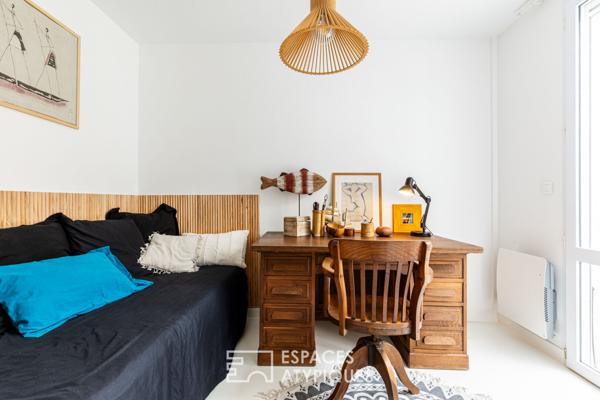 Villa des années 60 revisitée dans un écrin de verdure, plage à pied