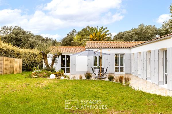 Villa des années 60 revisitée dans un écrin de verdure, plage à pied