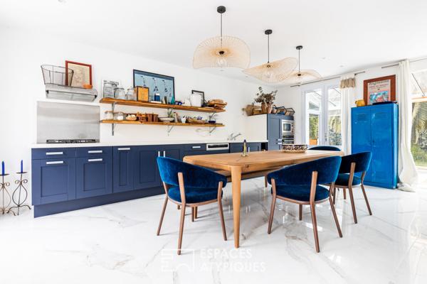 Villa des années 60 revisitée dans un écrin de verdure, plage à pied