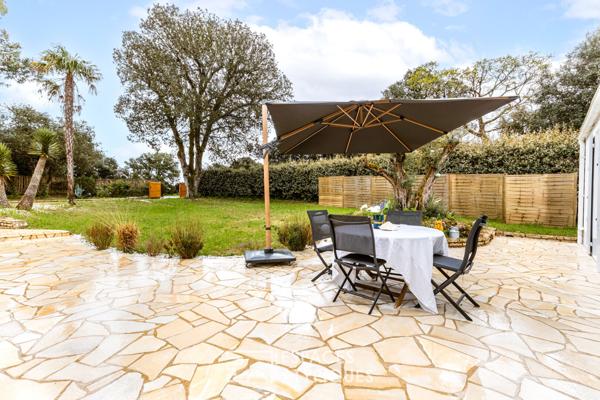 Villa des années 60 revisitée dans un écrin de verdure, plage à pied