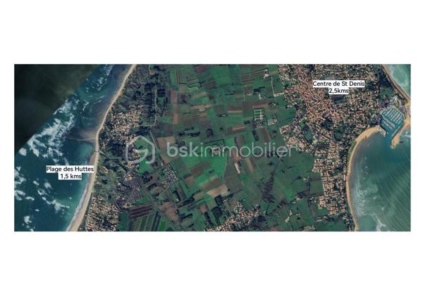 Idéalement situé sur la commune de Saint Denis D'oléron, Terrain de Loisirs de 215m² viabilisé (eau, électricité, TAE) aménagé d'un mobil home et d'un cabanon  totalement conforme aux normes de l'urbanisme.

Le mobil home, Ridorev' Nirvana Résidentiel, 4 saisons de 2003, 4m X 9m, est équipé de 3 chambre, 1 salle de bain et est complété d'une terrasse couverte fermée avec baies coulissantes de 23m², une véritable pièce supplémentaire, le tout en très bon état.
Le cabanon carrelé de 7.40m² est équipé d'une douche et d'une cuisine d'été.

Ce bien est situé dans une résidence de 81 lots très bien entretenus, au calme, à proximité des belles plages de l'ouest de lîle et des commodités. Les charges de gestion annuelle s'élèvent à 165€.

Prix de vente HAI 140000€, honoraires charge vendeur.

Les risques auxquels sont exposés ce bien sont disponibles sur le site https://www.georisques.gouv.fr/
Ce bien est soumis à une obligation légale de débroussaillement.