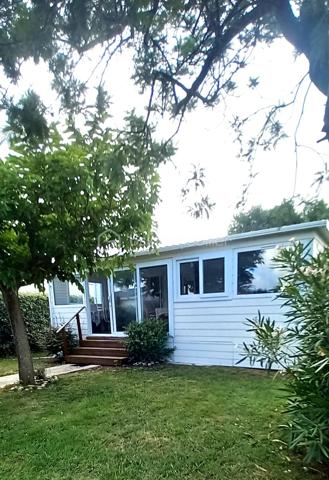 Idéalement situé sur la commune de Saint Denis D'oléron, Terrain de Loisirs de 215m² viabilisé (eau, électricité, TAE) aménagé d'un mobil home et d'un cabanon  totalement conforme aux normes de l'urbanisme.

Le mobil home, Ridorev' Nirvana Résidentiel, 4 saisons de 2003, 4m X 9m, est équipé de 3 chambre, 1 salle de bain et est complété d'une terrasse couverte fermée avec baies coulissantes de 23m², une véritable pièce supplémentaire, le tout en très bon état.
Le cabanon carrelé de 7.40m² est équipé d'une douche et d'une cuisine d'été.

Ce bien est situé dans une résidence de 81 lots très bien entretenus, au calme, à proximité des belles plages de l'ouest de lîle et des commodités. Les charges de gestion annuelle s'élèvent à 165€.

Prix de vente HAI 140000€, honoraires charge vendeur.

Les risques auxquels sont exposés ce bien sont disponibles sur le site https://www.georisques.gouv.fr/
Ce bien est soumis à une obligation légale de débroussaillement.