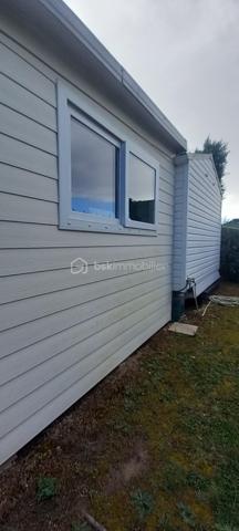 Idéalement situé sur la commune de Saint Denis D'oléron, Terrain de Loisirs de 215m² viabilisé (eau, électricité, TAE) aménagé d'un mobil home et d'un cabanon  totalement conforme aux normes de l'urbanisme.

Le mobil home, Ridorev' Nirvana Résidentiel, 4 saisons de 2003, 4m X 9m, est équipé de 3 chambre, 1 salle de bain et est complété d'une terrasse couverte fermée avec baies coulissantes de 23m², une véritable pièce supplémentaire, le tout en très bon état.
Le cabanon carrelé de 7.40m² est équipé d'une douche et d'une cuisine d'été.

Ce bien est situé dans une résidence de 81 lots très bien entretenus, au calme, à proximité des belles plages de l'ouest de lîle et des commodités. Les charges de gestion annuelle s'élèvent à 165€.

Prix de vente HAI 140000€, honoraires charge vendeur.

Les risques auxquels sont exposés ce bien sont disponibles sur le site https://www.georisques.gouv.fr/
Ce bien est soumis à une obligation légale de débroussaillement.