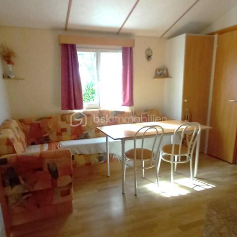 Idéalement situé sur la commune de Saint Denis D'oléron, Terrain de Loisirs de 215m² viabilisé (eau, électricité, TAE) aménagé d'un mobil home et d'un cabanon  totalement conforme aux normes de l'urbanisme.

Le mobil home, Ridorev' Nirvana Résidentiel, 4 saisons de 2003, 4m X 9m, est équipé de 3 chambre, 1 salle de bain et est complété d'une terrasse couverte fermée avec baies coulissantes de 23m², une véritable pièce supplémentaire, le tout en très bon état.
Le cabanon carrelé de 7.40m² est équipé d'une douche et d'une cuisine d'été.

Ce bien est situé dans une résidence de 81 lots très bien entretenus, au calme, à proximité des belles plages de l'ouest de lîle et des commodités. Les charges de gestion annuelle s'élèvent à 165€.

Prix de vente HAI 140000€, honoraires charge vendeur.

Les risques auxquels sont exposés ce bien sont disponibles sur le site https://www.georisques.gouv.fr/
Ce bien est soumis à une obligation légale de débroussaillement.