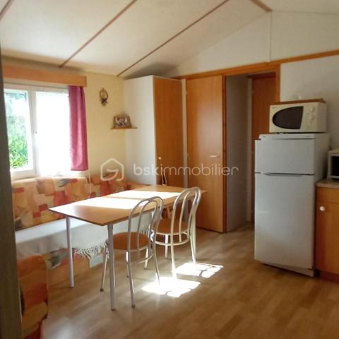 Idéalement situé sur la commune de Saint Denis D'oléron, Terrain de Loisirs de 215m² viabilisé (eau, électricité, TAE) aménagé d'un mobil home et d'un cabanon  totalement conforme aux normes de l'urbanisme.

Le mobil home, Ridorev' Nirvana Résidentiel, 4 saisons de 2003, 4m X 9m, est équipé de 3 chambre, 1 salle de bain et est complété d'une terrasse couverte fermée avec baies coulissantes de 23m², une véritable pièce supplémentaire, le tout en très bon état.
Le cabanon carrelé de 7.40m² est équipé d'une douche et d'une cuisine d'été.

Ce bien est situé dans une résidence de 81 lots très bien entretenus, au calme, à proximité des belles plages de l'ouest de lîle et des commodités. Les charges de gestion annuelle s'élèvent à 165€.

Prix de vente HAI 140000€, honoraires charge vendeur.

Les risques auxquels sont exposés ce bien sont disponibles sur le site https://www.georisques.gouv.fr/
Ce bien est soumis à une obligation légale de débroussaillement.